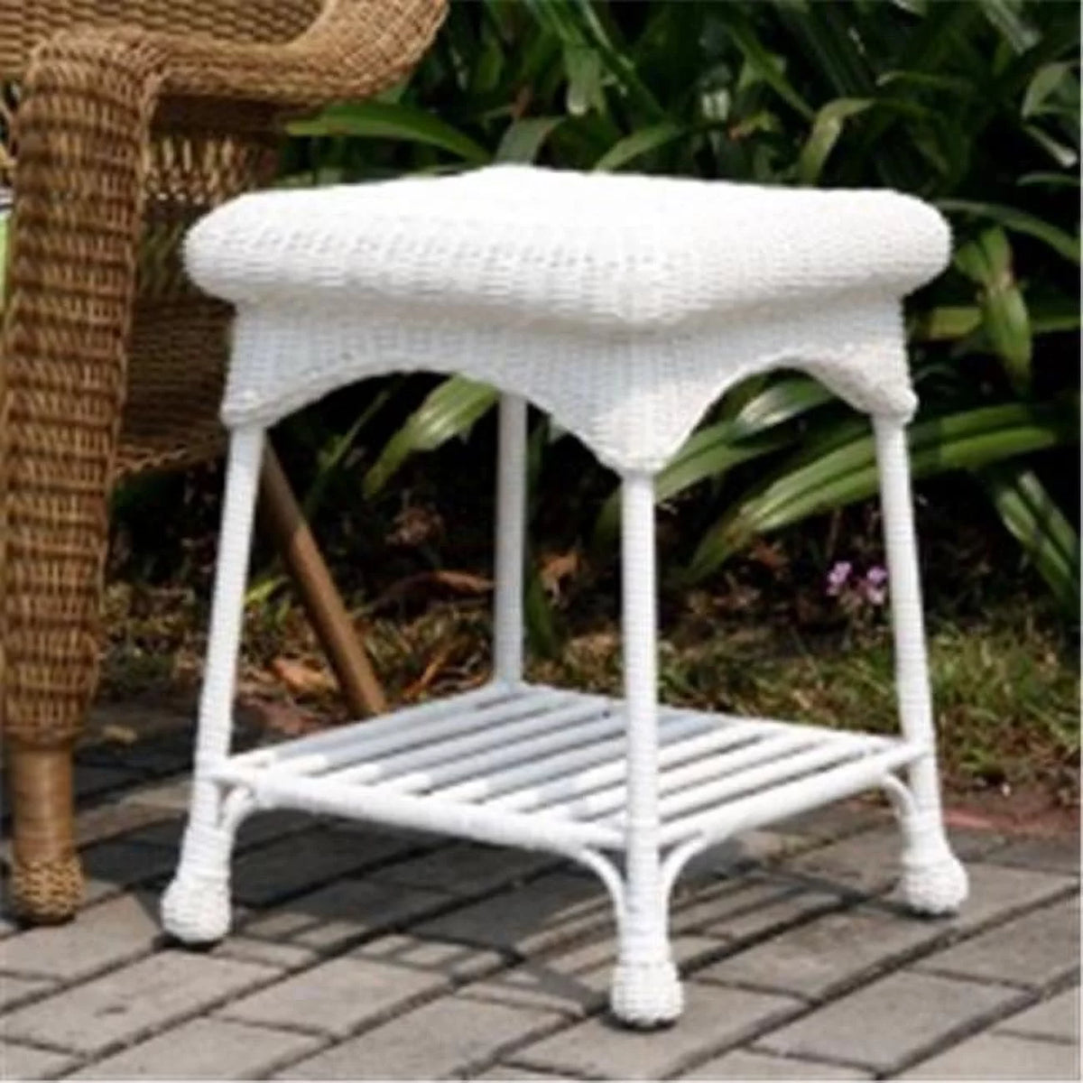 White Wicker Patio End Table Z685