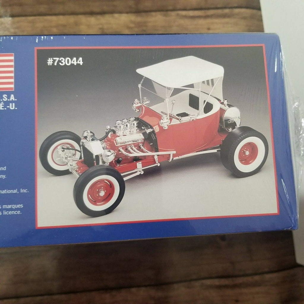 1/8 Scale Ford Model Kit Z300451